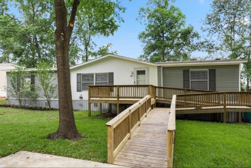 Accessible 3BR Home Sleeps 12, Pet-Friendly, Near Lake Conroe in Conroe