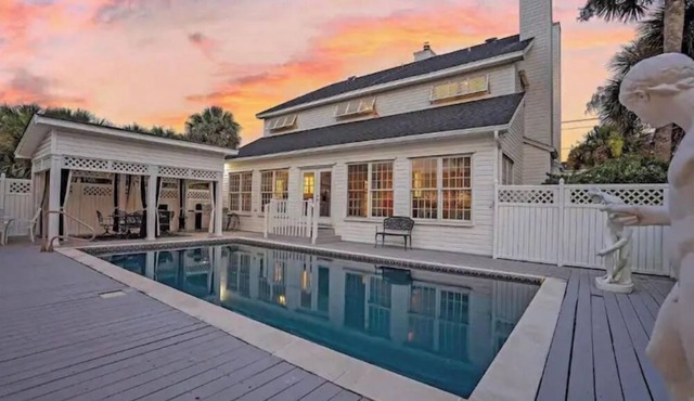 Across the street from the beach, pool, hot tub! Elevator!
