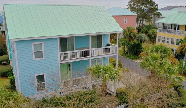 Adorable, Dog Friendly 3 Bedroom Next to Boardwalk and Close to Pools Sleeps 8