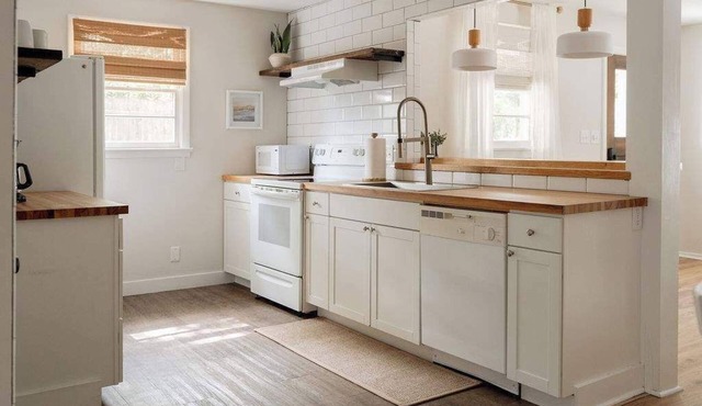 Airy 3-Bed Cottage w/Grill, Steps to the Beach!