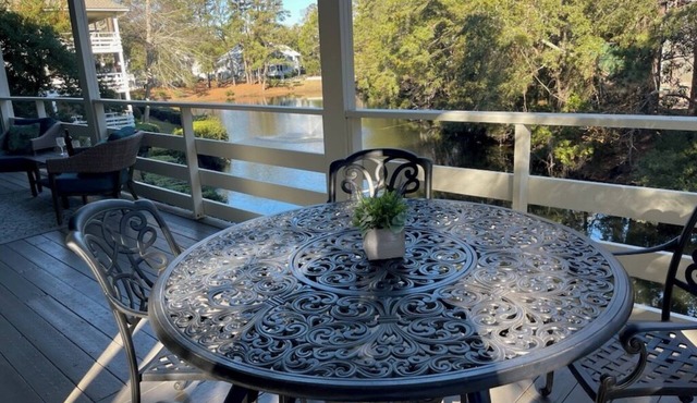 Amazing Lagoon View, Largest Balcony in Fiddlers Cove! 5 min walk to the beach!