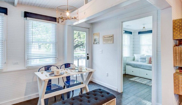 Authentic 1940's renovated Folly cottage!