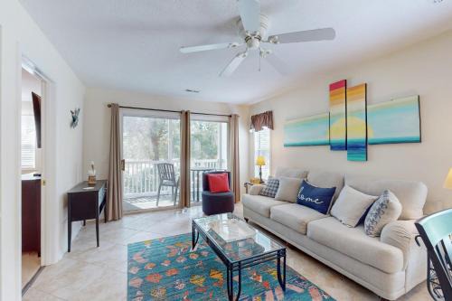 Balcony & Pool Access: 'Longs Cozy Haven' in Longs