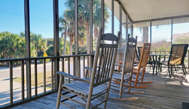 Beach House Across from Beach Access, Screened Porch, Sun Room, Dog Friendly