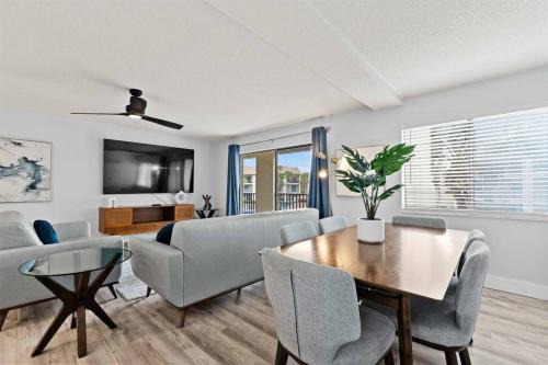 Beachfront resort Heated Pool 3King beds 85in TV BBQ in Saint Augustine Beach