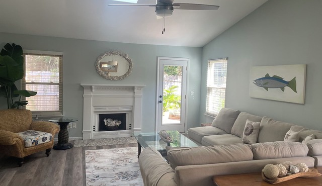 BeachY Coastal Coastal Cottage 5 min to IOP Beaches 15 to Dowtn - Newly Updated