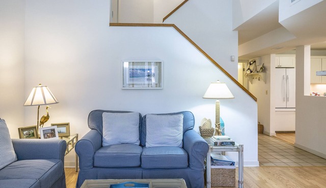 Beautiful 3 BR 3 Bathroom Villa! Neighborhood Pool! Amenity access available for purchase!