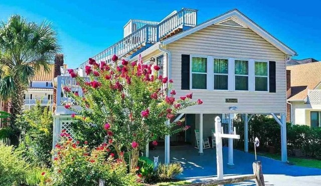 Beautiful Family Home, Residential Area, Short Walk to Beach, Renovated Shower