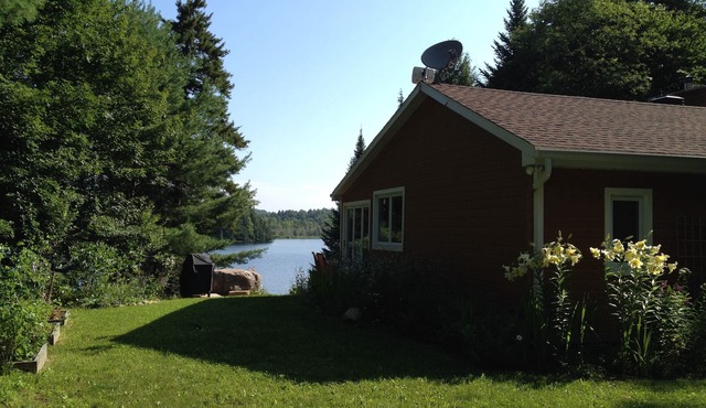 Beautiful lakefront cottage, 1 hour north of Montreal in Wentworth