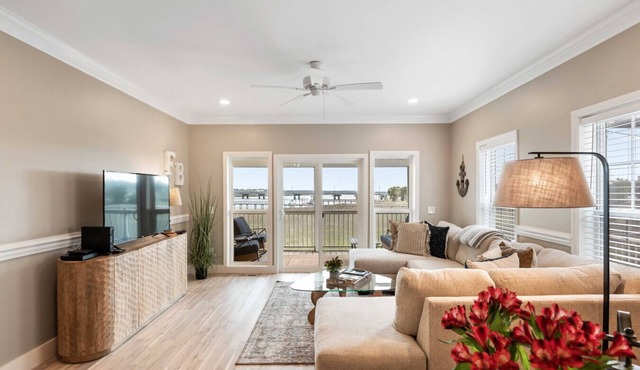 Beautiful River Views, Short Walk to Center St and the Beach