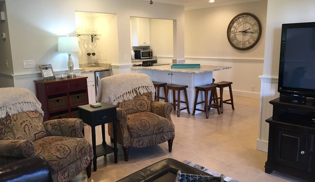 Beautiful updated 2 bed 2 bath Close to beach!