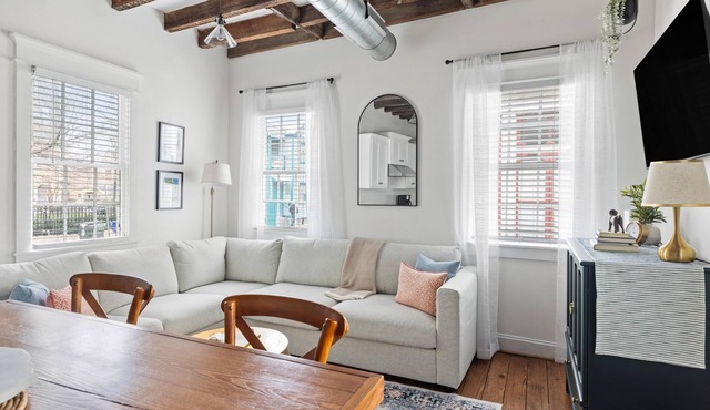 Beautifully restored historic condo in Elliotborough +Parking included