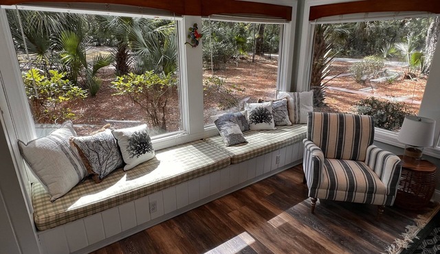 Beautifully decorated, walk to the beach, Sleeps 8, pet friendly, bikes included