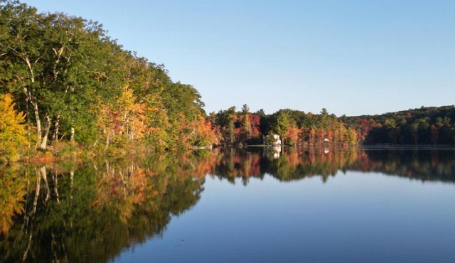 Berkshire Fall Chalet Sauna, Lake & Firepit in Otis