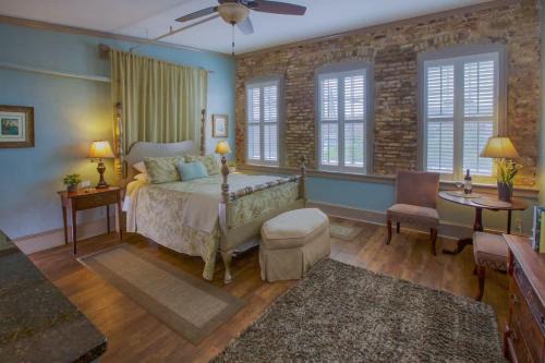 Best Location - On Market St in Historic Downtown