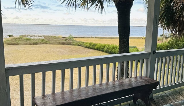 Best Sunsets on Sullivans- Beachfront- Top Floor