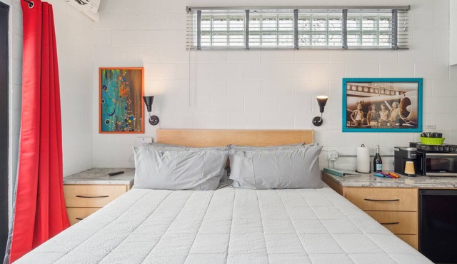 Boutique Vera Hotel Room 100: King Room in the Heart of Folly Beach ADA