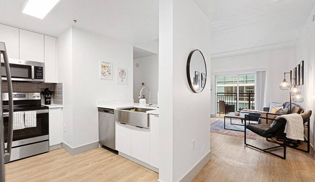 Brand New Luxe Apt | 2Mins to Stadium, Free Parking & WiFi, City Views