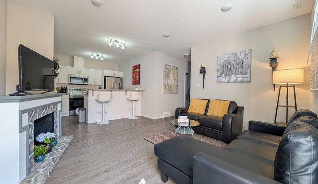 Bright & Cozy 2BR Suite | Less than 5 mins from Uni of Lethbridge & Amenities in Lethbridge