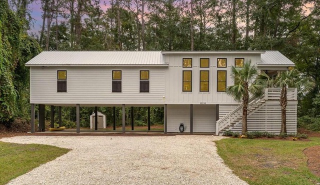 Bright Modern 4 Bdrm House Near Beach Pet Friendly