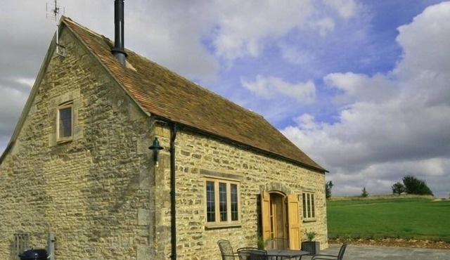 CALCOT PEAK BARN, family friendly, with open fire in Northleach in CIRENCESTER