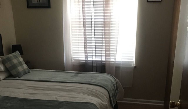 Camille Cozy Cabin, 20 minutes from Fort Jackson, located Northeast Columbia,