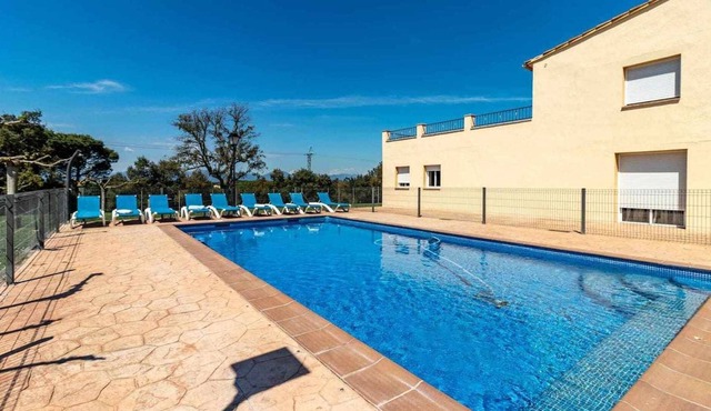 Can Bugantó - spacious house with pool and garden in Llambilles