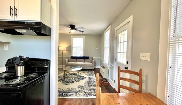 Cardinal Cottage - Sleeps 4 - Great Location!