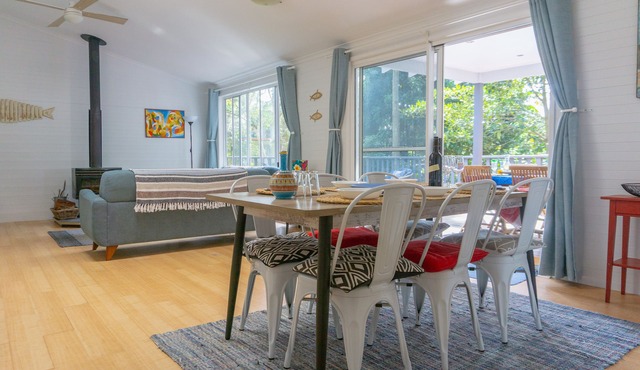 Castaway | Cosy-up by the fire | Opposite beach path | Pet friendly in Macmasters Beach