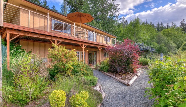 Cedar Field Vacation House on Orcas Island - August Nights Sale! in Eastsound