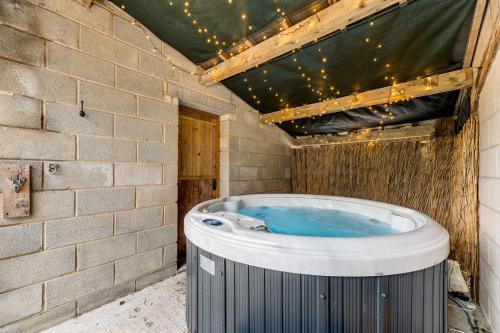 Central Malham Wellbeing Escape, 1-bed cottage with yoga studio & new superfast WiFi in Malham