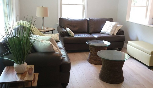 Charleston Charm~A is 4 miles to Downtown and Close To All Areas