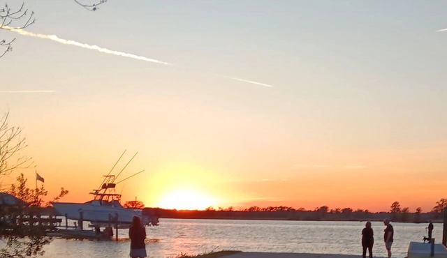 Charming 1-bedroom cottage in lovely Pawleys Island Walk to Boat ramp Dogs ok