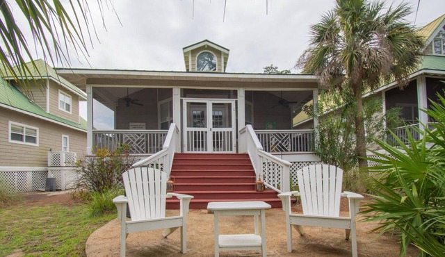 Charming 2-Bed Cottage w/ golf cart & direct views of Ocean Creek Golf Course