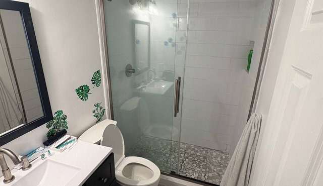 Charming 2-bedroom townhome with WiFi, AC in superb Charleston.