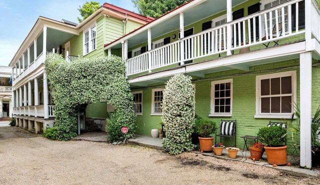 Charming 2bd Downtown Suite