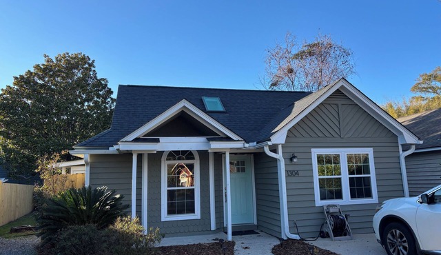 Charming 3-bedroom cottage with WiFi, AC in Mount Pleasant