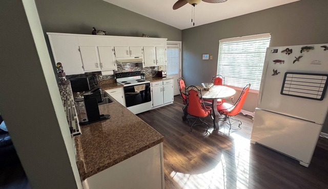 Charming 3-bedroom house within a mile of lake access in Moncks Corner