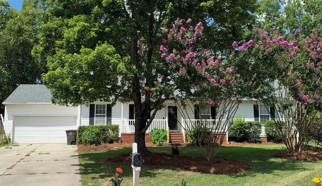 Charming 3-bedroom house in beautiful Jamestown with Privacy Fence in backyard