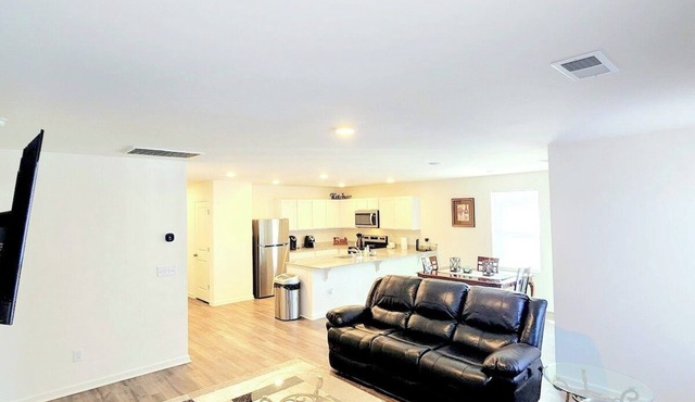 Charming and Cozy 4BR 2BA House with Parking, Minutes from I-95 and Buc-ees