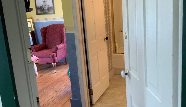 Charming bed & breakfast in welcoming Comstock with AC in Comstock