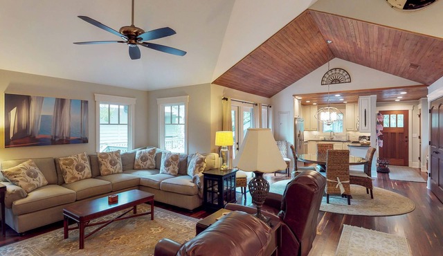 Charming cottage with big deck - close to the beach, golf & tennis