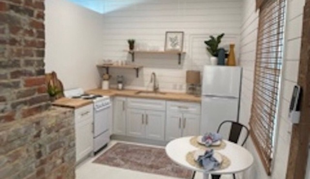 Charming Restored Studio in Historic Westside near Citadel