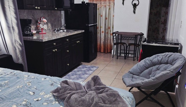 Charming studio ,minutes from the airport. in Hialeah