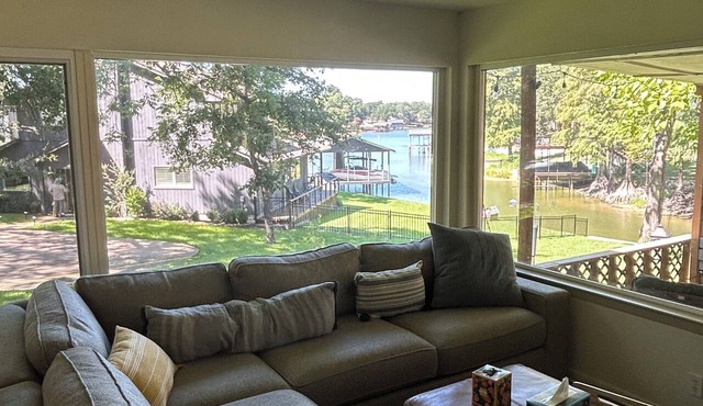 Charming waterfront getaway with great water access. in Tool