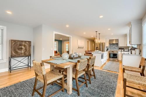 Chatham Luxury Retreat—Porch, Art Family Fun in Chatham
