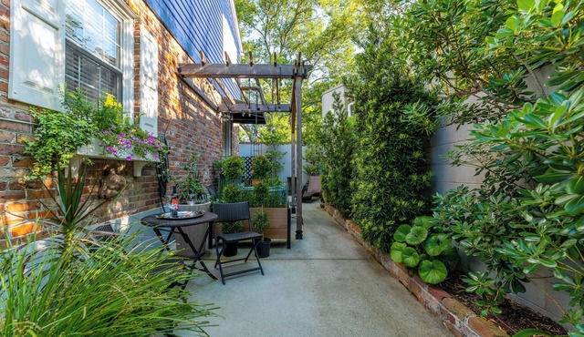 Cheerful home in the heart of Charleston. Designated office space for executives
