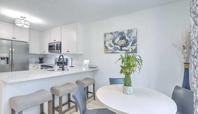 Cheerful townhome near Isle of Palms, Sullivans Island, Charleston & Shem Creek.