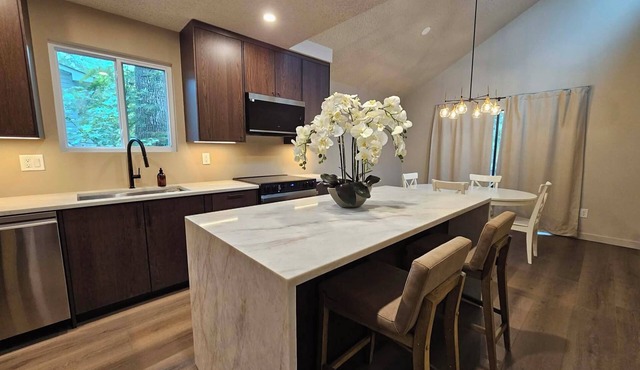 Chic 2 bedroom, 2 bathroom with high ceilings, natural light and balcony