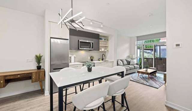 Chic and Comfortable 2-Bedroom Suite Perfect for Relaxing Toronto Getaways in Toronto